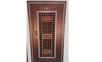 <b>荣高门业</b>YS-8009 红古铜自由拉丝。荣高门业是致力于家居不锈钢门,防盗门,别墅大门等的生产,设计,研发于一体的厂家企业。按每平方米计算